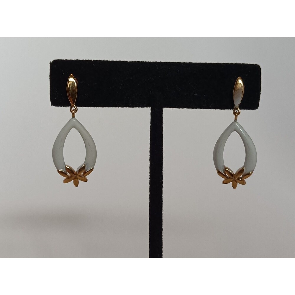 Vintage Crown Trifari White Enamel & Goldtone Dangle Earrings 1.25 in - Picture 3 of 16